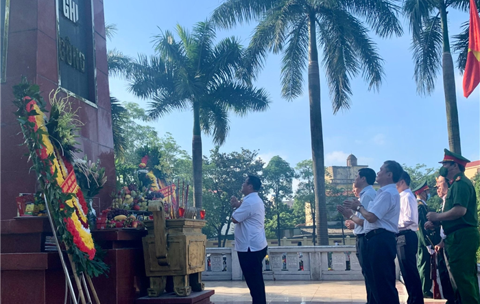 Đảng bộ, chính quyền và nhân dân quận Hoàng Mai đời đời ghi nhớ công ơn các anh hùng liệt sĩ