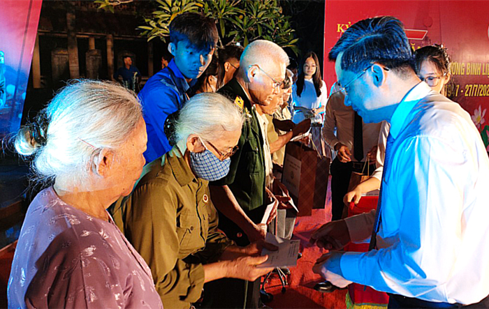Thị xã Sơn Tây thắp nến tri ân, tưởng nhớ các anh hùng liệt sĩ nhân dịp 75 năm Ngày Thương binh - Liệt sĩ (27/7/1947 - 27/7/2022)