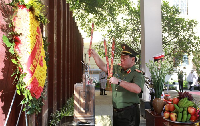 Công an thành phố Hà Nội dâng hương tri ân các anh hùng liệt sĩ
