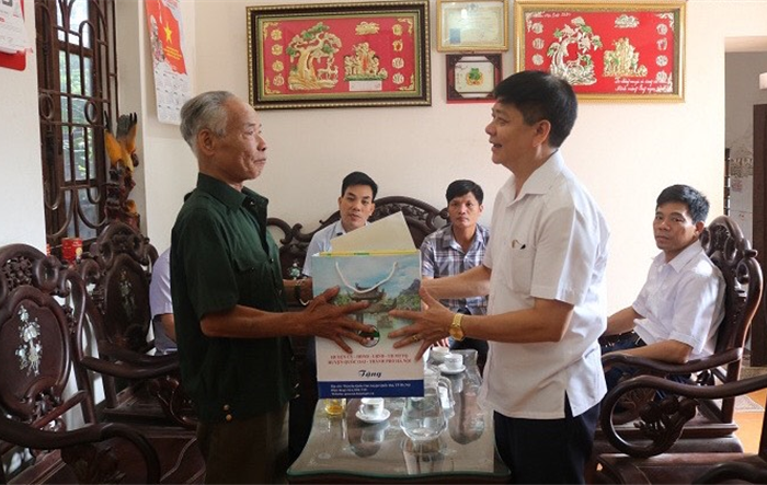 Trưởng ban Tuyên giáo Huyện uỷ Quốc Oai thăm, tặng quà gia đình chính sách, người có công tiêu biểu tại xã Đại Thành, xã Tân Phú