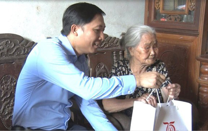 Lãnh đạo huyện Mê Linh thăm, tặng quà các thương binh, bệnh binh, gia đình có công với cách mạng
