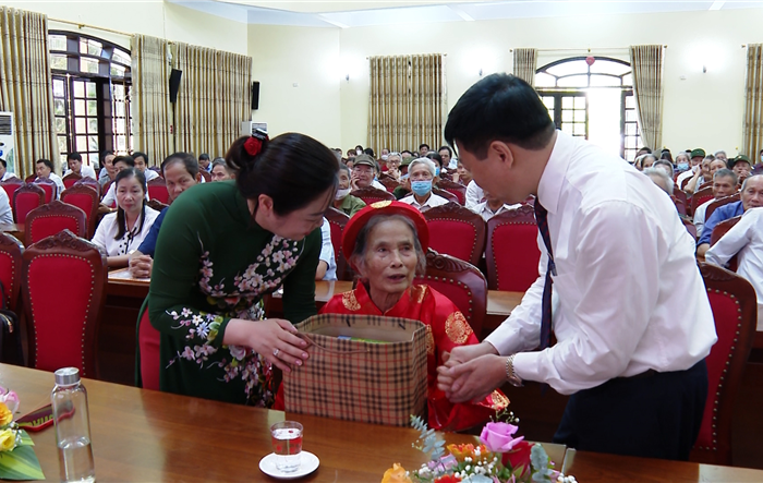 Huyện Ứng Hòa gặp mặt, biểu dương người có công tiêu biểu nhân dịp kỷ niệm 75 năm Ngày Thương binh - Liệt sĩ 27-7