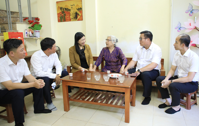 Chủ tịch Ủy ban MTTQ Việt Nam thành phố Nguyễn Lan Hương thăm, tặng quà gia đình chính sách quận Hoàng Mai