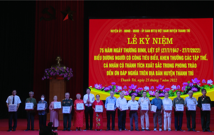 Huyện Thanh Trì biểu dương, khen thưởng người có công tiêu biểu nhân dịp kỷ niệm 75 năm Ngày Thương binh - Liệt sĩ (27/7/1947 - 27/7/2022)