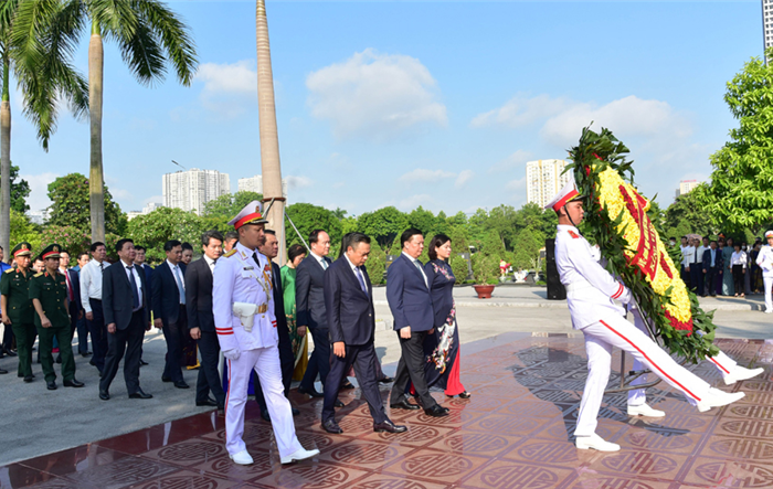 Lãnh đạo thành phố dâng hương tưởng niệm các anh hùng, liệt sĩ