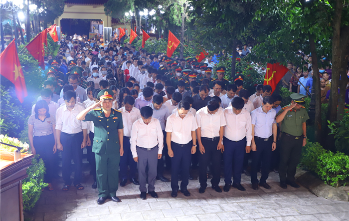 Lãnh đạo huyện Thạch Thất dâng hương tưởng niệm các anh hùng, liệt sĩ