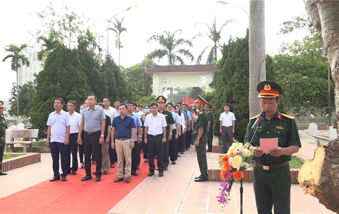 Lãnh đạo huyện Sóc Sơn dâng hương tưởng niệm các anh hùng, liệt sĩ