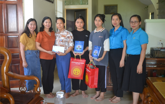 Phó Chủ tịch Thường trực Liên đoàn Lao động thành phố Hà Nội thăm, tặng quà thân nhân liệt sĩ