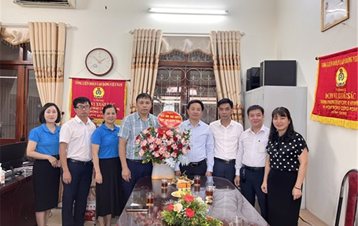 Lãnh đạo thị xã chúc mừng Liên đoàn Lao động nhân kỷ niệm 93 năm ngày thành lập
