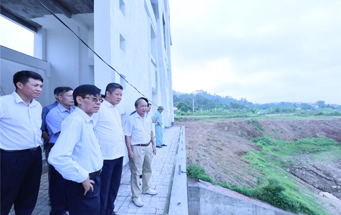 Phó Chủ tịch UBND thành phố Nguyễn Mạnh Quyền kiểm tra công trường thi công dự án sông Tích