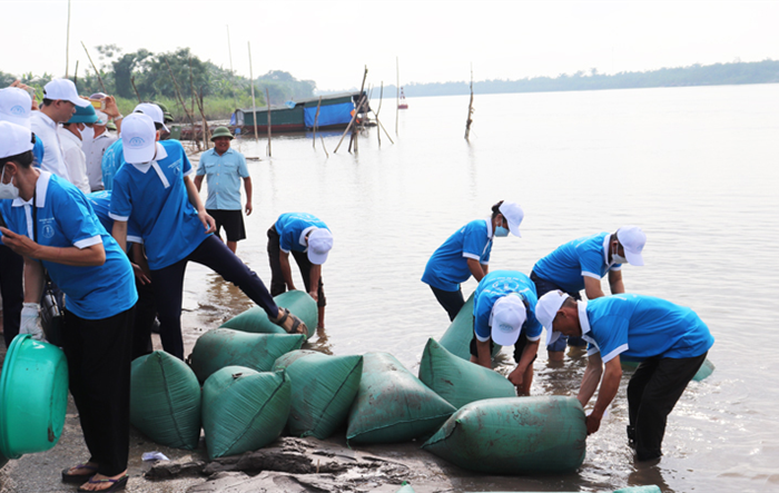 Sở Nông nghiệp và Phát triển nông thôn Hà Nội thả 10.000 con cá giống ra sông Hồng tái tạo nguồn lợi thủy sản