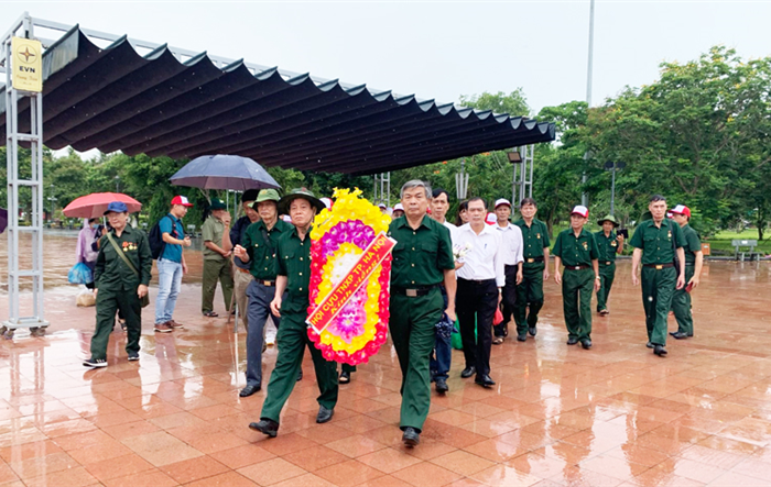 Đoàn đại biểu Hội Cựu thanh niên xung phong thành phố Hà Nội dâng hương tại Thành cổ Quảng Trị