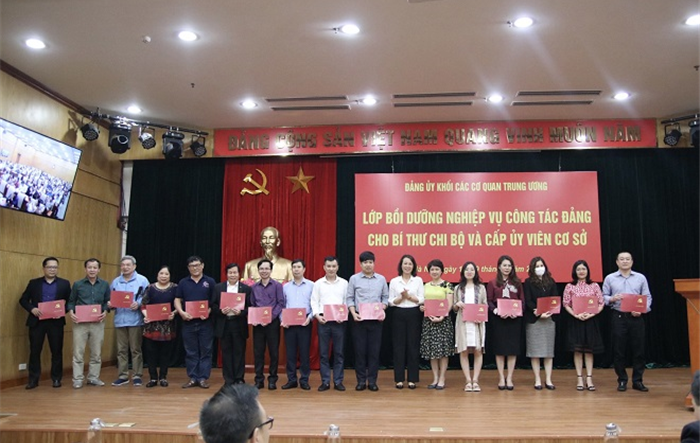 Hướng dẫn thực hiện chương trình bồi dưỡng nghiệp vụ công tác Đảng dành cho Bí thư chi bộ và cấp ủy viên cơ sở