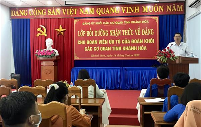 Hướng dẫn thực hiện chương trình bồi dưỡng nhận thức về Đảng