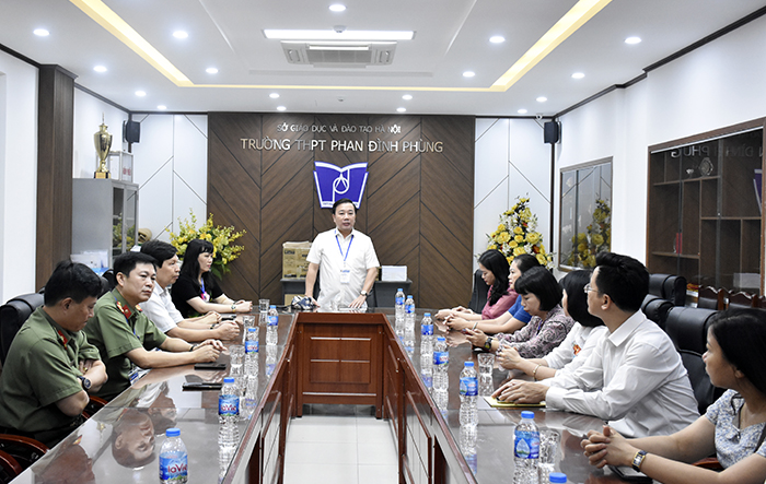 Phó Chủ tịch UBND Thành phố Chử Xuân Dũng kiểm tra công tác chuẩn bị tổ chức kỳ thi tốt nghiệp THPT tại điểm thi Trường THPT Phan Đình Phùng