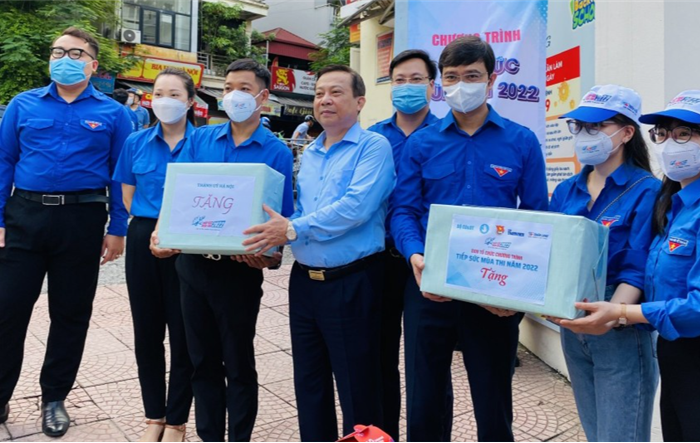 Bí thư Thường trực Trung ương Đoàn thăm, tặng quà, động viên đội hình tình nguyện Tiếp sức mùa thi tại Hà Nội