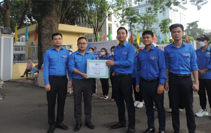 Phó Bí thư Thường trực Thành đoàn Hà Nội Nguyễn Đức Tiến thăm, tặng quà tình nguyện viên tại điểm trường THPT Cao Bá Quát