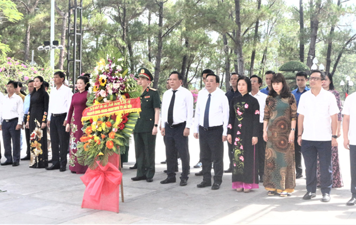 Đoàn đại biểu thành phố Hà Nội dâng hương tưởng niệm các Anh hùng, liệt sĩ tại Quảng Trị