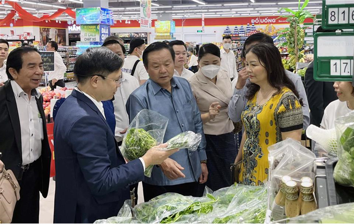 Phó Đô trưởng Thủ đô Viêng Chăn khảo sát hệ thông bán lẻ thành phố Hà Nội