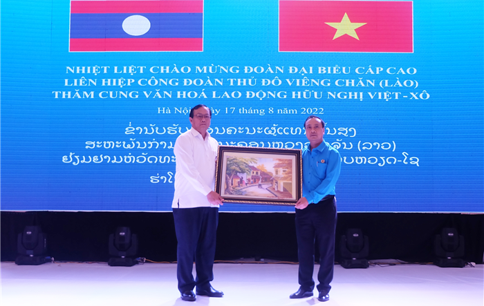 Đoàn đại biểu cấp cao Liên hiệp Công đoàn thành phố Viêng Chăn thăm, làm việc với Cung Văn hoá Lao động Hữu nghị Việt – Xô