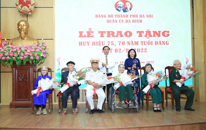 Phó Bí thư Thường trực Thành ủy Nguyễn Thị Tuyến trao Huy hiệu Đảng cho các đảng viên lão thành quận Ba Đình