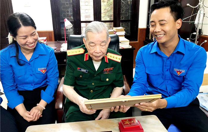 Lãnh đạo Thành đoàn thăm hỏi, tri ân đại diện Ban Liên lạc Thanh niên cứu quốc Thành Hoàng Diệu