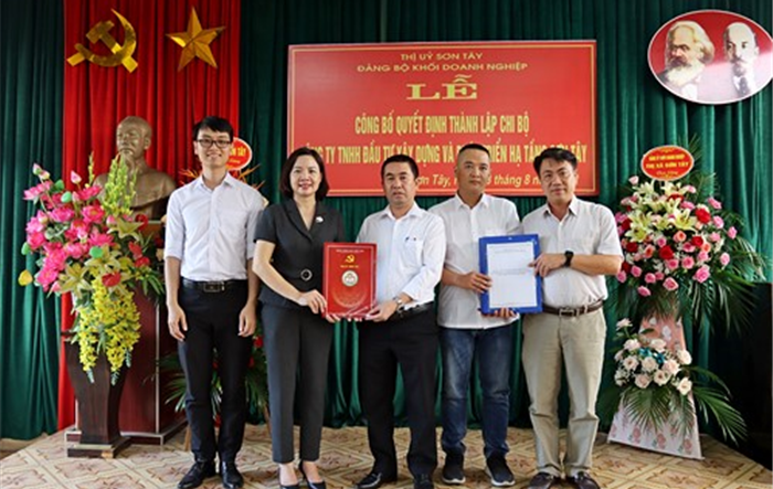Công bố quyết định thành lập chi bộ Công ty TNHH đầu tư xây dựng và phát triển hạ tầng Sơn Tây