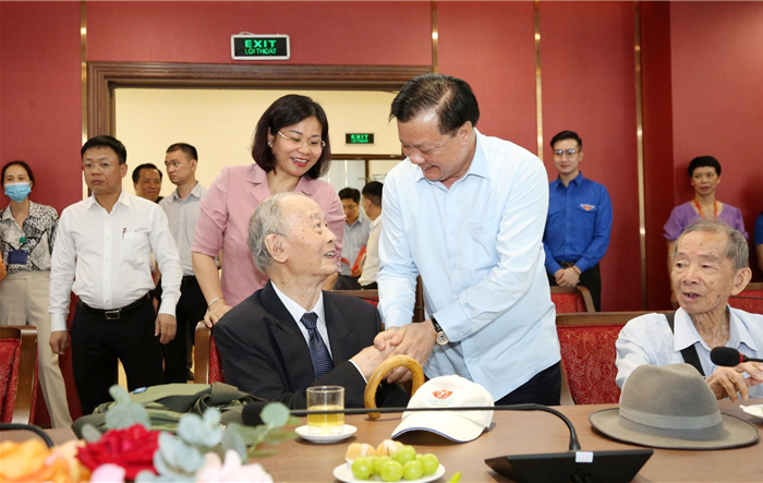 Lãnh đạo thành phố gặp mặt đại biểu chiến sĩ Việt Minh thành Hoàng Diệu