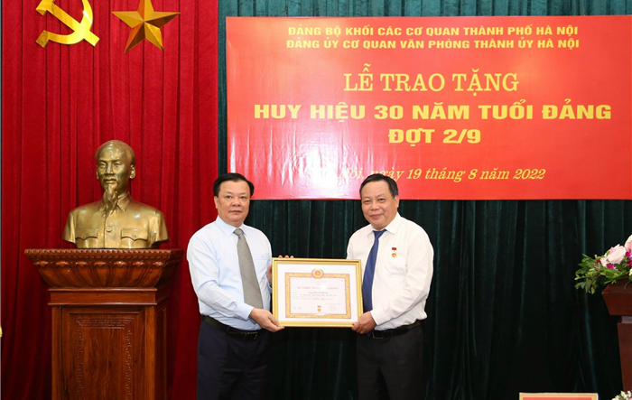 Phó Bí thư Thành uỷ Nguyễn Văn Phong được trao tặng Huy hiệu 30 năm tuổi Đảng