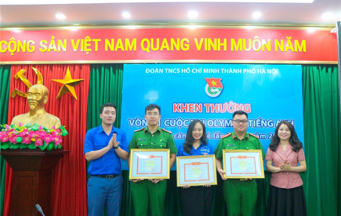 Khen thưởng tập thể, cá nhân có thành tích xuất sắc trong vòng khu vực Hà Nội cuộc thi Olympic Tiếng Anh lần thứ IV 