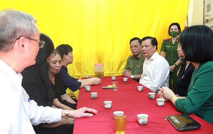 Lãnh đạo Thành uỷ Hà Nội thăm, động viên gia đình cán bộ, chiến sĩ hy sinh trong vụ cháy tại quận Cầu Giấy