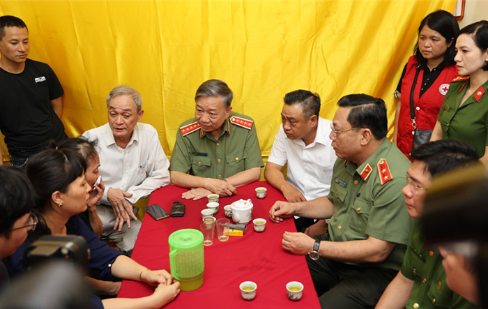 Bộ trưởng Bộ Công an thăm, động viên gia đình cán bộ, chiến sỹ hy sinh trong vụ cháy