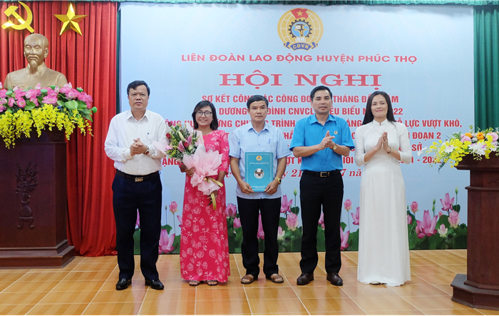 Liên đoàn Lao động thành phố tôn vinh Chủ tịch công đoàn cơ sở khu vực ngoài nhà nước tiêu biểu
