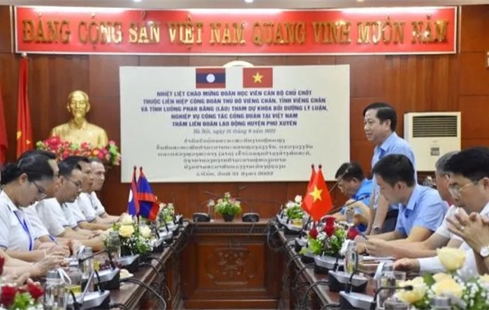 Đoàn đại biểu cấp cao Liên hiệp Công đoàn thành phố Viêng Chăn thăm, làm việc với Liên đoàn Lao động huyện Phú Xuyên