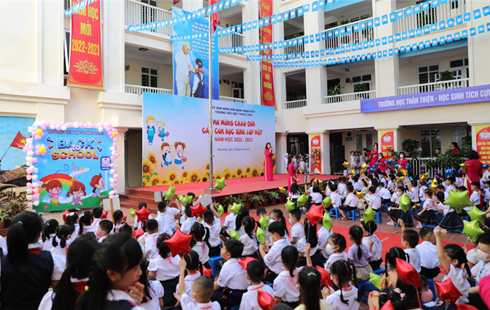 Học sinh lớp 1 Hà Nội nô nức tựu trường đón năm học mới