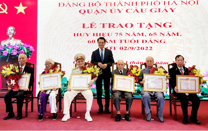 Chủ nhiệm Uỷ ban Kiểm tra Thành uỷ trao tặng Huy hiệu Đảng đợt 2-9 cho đảng viên quận Cầu Giấy