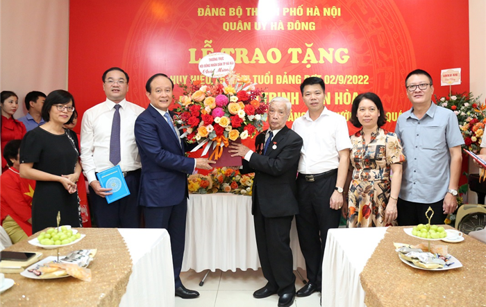 Phó Bí thư Thành uỷ Nguyễn Ngọc Tuấn trao Huy hiệu 75 tuổi Đảng cho đảng viên Trịnh Tiến Hoà