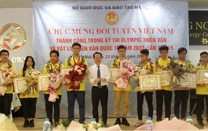 Sở Giáo dục và Đào tạo Hà Nội tổ chức lễ chúc mừng đội tuyển Olympic quốc tế về thiên văn học