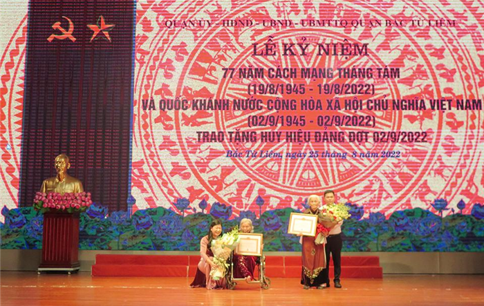 Chủ tịch Uỷ ban Mặt trận Tổ quốc Việt Nam trao Huy hiệu Đảng cho các đảng viên đợt 2-9 tại quận Bắc Từ Liêm
