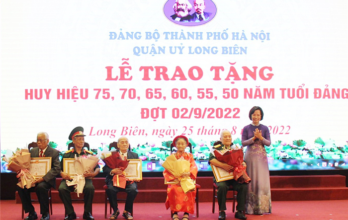 Trưởng Ban Tuyên giáo Thành uỷ trao Huy hiệu Đảng đợt 2-9 cho đảng viên Đảng bộ quận Long Biên