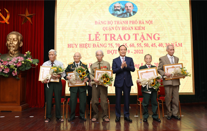 Phó Bí thư Thành uỷ, Chủ tịch HĐND thành phố trao Huy hiệu Đảng tại quận Hoàn Kiếm