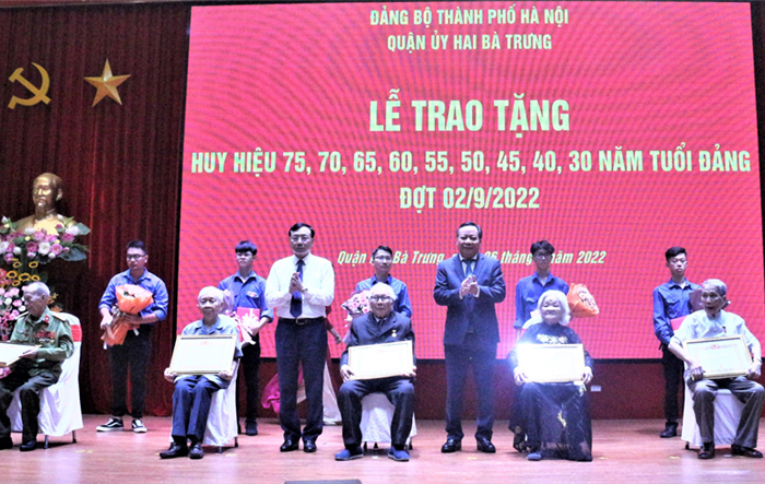 Phó Bí thư Thành ủy Nguyễn Văn Phong trao Huy hiệu đảng  cho các đảng viên lão thành