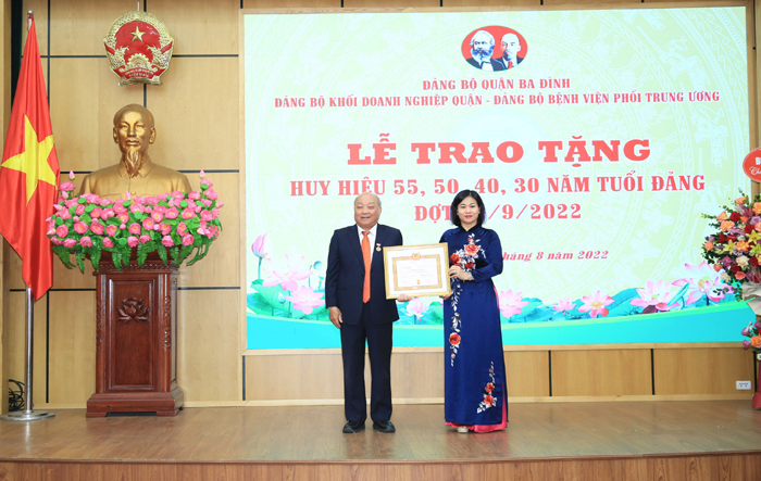Lãnh đạo thành phố trao Huy hiệu 50 năm tuổi Đảng cho đồng chí Nguyễn Quốc Triệu