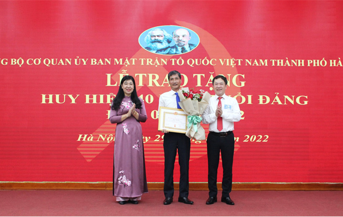Đảng ủy cơ quan Ủy ban Mặt trận Tổ quốc Việt Nam thành phố Hà Nội tổ chức Lễ trao tặng Huy hiệu Đảng đợt 2-9