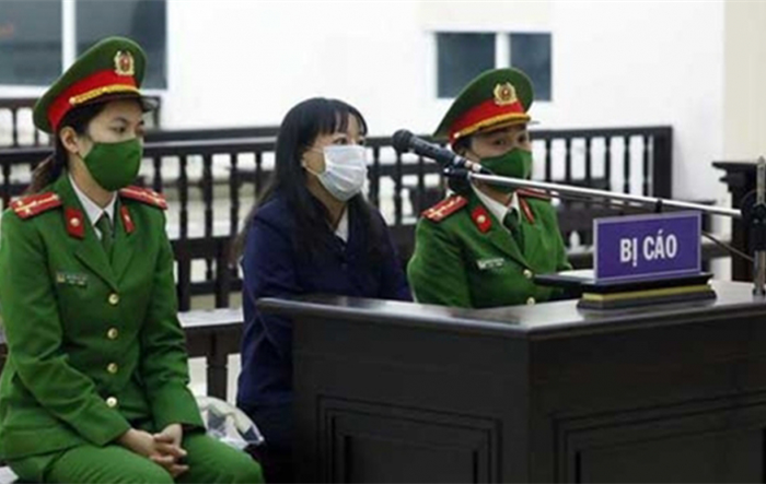 Đừng bị “lạc trôi” theo những lời tung hô, kích động