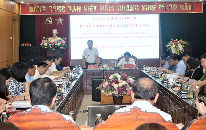 Trưởng ban Tổ chức Thành uỷ Vũ Đức Bảo làm việc với Ban Thường vụ Quận uỷ Hai Bà Trưng về việc thực thí điểm tổ chức mô hình chính quyền đô thị