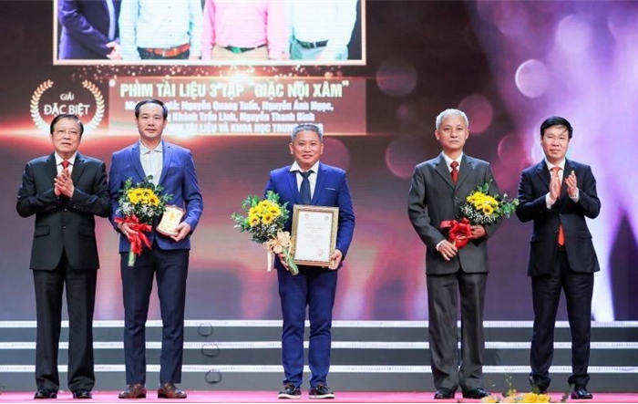 Đẩy mạnh xây dựng, chỉnh đốn Đảng và hệ thống chính trị: Vai trò báo chí trong đấu tranh phòng, chống tham nhũng, tiêu cực