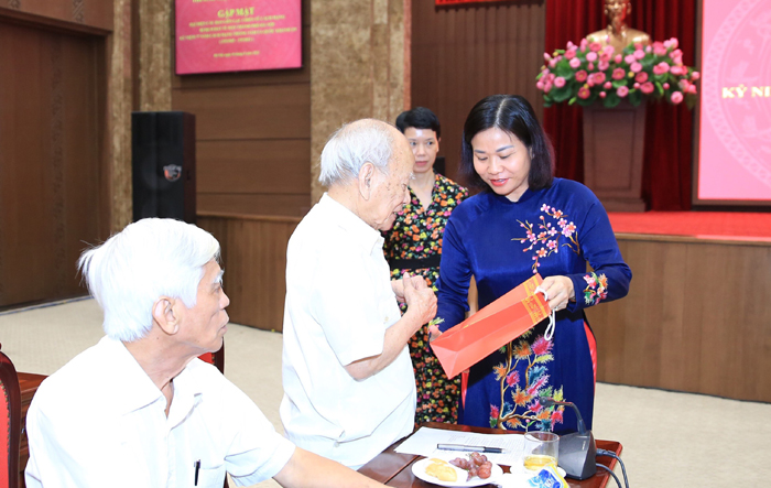 Thường trực Thành ủy gặp mặt Ban Liên lạc Chiến sỹ cách mạng bị địch bắt tù đày