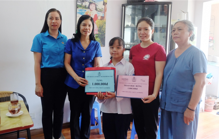 Phó Chủ tịch Thường trực Liên đoàn Lao động thành phố thăm, tặng quà con công nhân có hoàn cảnh khó khăn