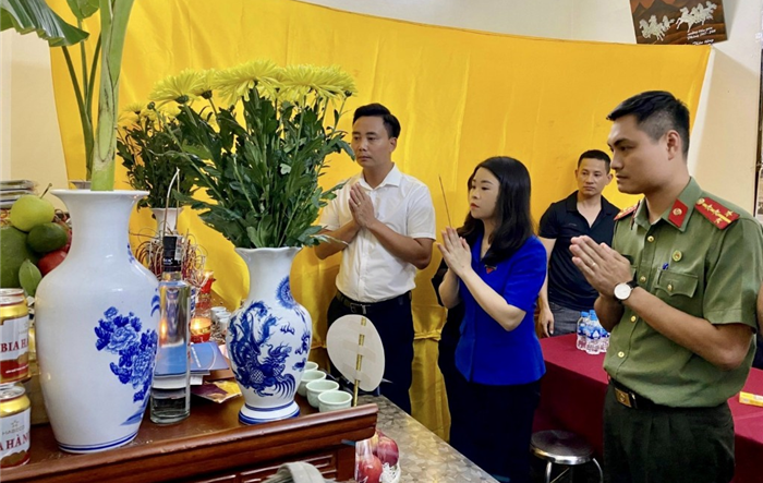 Lãnh đạo Thành đoàn Hà Nội động viên thân nhân chiến sĩ Cảnh sát Phòng cháy, chữa cháy hy sinh